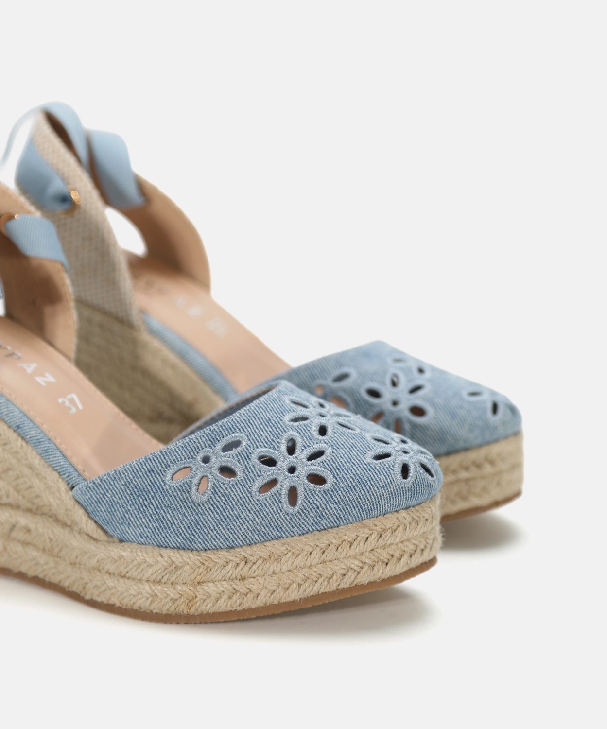 Cunha com bordado de flores image number null